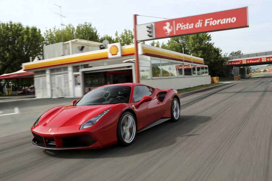 La nuova Ferrari 488 GTB sulla pista di Fiorano